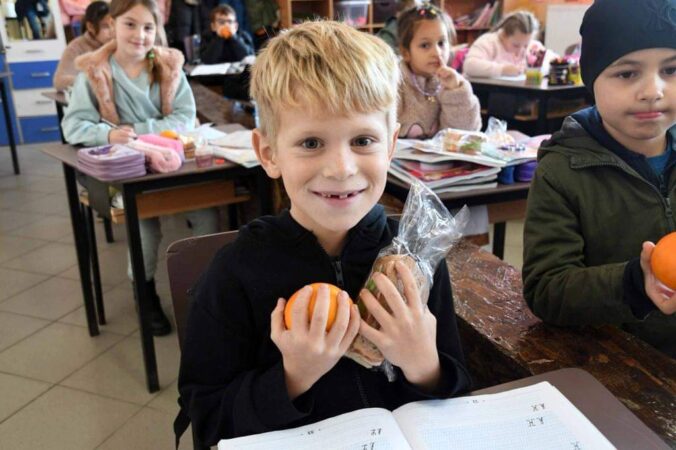 În ședința de Guvern de ieri, a fost aprobată Hotărârea de Guvern de instituire a Programului Național „Masă sănătoasă” Pentru asigurarea continuității, cele 450 de unități de învățământ preuniversitar beneficiare ale programului „Masă caldă” sunt incluse, de drept, în Programul Național „Masă sănătoasă”, pentru anul 2024.