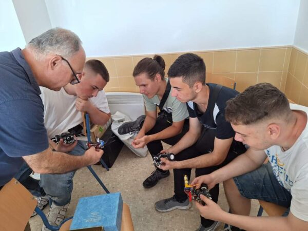 Administrația târgovișteană a semnat două contracte privind formarea profesională prin învățământul dual a unui număr de 82 de elevi.