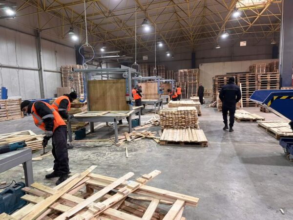 În anul 2023, Penitenciarul Mioveni a evidențiat un succes remarcabil în direcția autofinanțării, generând un venit de 1.567.565 lei, fără TVA. Cu privire la perspectiva anului curent, instituția își propune să își dubleze aceste venituri, suscitând speranțe și așteptări pozitive. Participarea la muncă și dezvoltarea atelierelor La Penitenciarul Mioveni, în prezent, aproximativ 300 de deținuți sunt implicați în diverse activități productive, dintre care 200 participă activ zilnic. Atelierul de tâmplărie a devenit un centru de interes, atrăgând atenția asupra capacităților remarcabile de prelucrare a lemnului ale instituției. Discuțiile pentru extinderea colaborărilor cu beneficiarii actuali sunt în desfășurare, anticipându-se că, în viitorul apropiat, numărul de persoane private de libertate implicate în muncă se va dubla. Efortul Polițiștilor de Penitenciare În spatele acestei activități intense se află eforturile deosebite ale polițiștilor de penitenciare. Aceștia muncesc neobosit, asigurând supravegherea constantă, manifestând atenție, prudență și curaj. În anul 2023, aceștia au acumulat un impresionant total de 34.138 de ore suplimentare și au asumat riscuri semnificative în condiții nu întotdeauna optime. Utilizarea veniturilor în beneficiul comun Din veniturile generate în colaborare cu persoanele private de libertate, 40% sunt alocate acestora, reprezentând o sursă de sprijin pentru familiile lor sau pentru economisirea pentru momentul eliberării. Cota de 60% rămâne în contul instituției și este investită în modernizarea condițiilor de muncă, instalarea de sisteme de supraveghere performante, actualizarea echipamentelor necesare și reconfigurarea spațiilor existente. Planul include și îmbunătățirea parcului auto, evidențiind angajamentul pentru o gestionare eficientă a resurselor. Diversificarea activităților și reintegrarea socială Cu resurse proprii, Penitenciarul Mioveni cultivă propriile provizii și activează în diverse domenii. După orele de muncă intense, instituția nu neglijează esența reintegrării sociale, oferind programe de educație, asistență psihosocială, concerte, conferințe și alte activități. Toate acestea sunt gestionate cu organizare, echilibru și responsabilitate crescută. Penitenciarul Mioveni se remarcă prin abordarea sa inovatoare asupra autofinanțării și integrării sociale, oferind un exemplu de eficiență și angajament. Subcomisarul de poliție penitenciară, Patric Daniel Ghebaru, directorul Penitenciarului Mioveni, subliniază importanța consolidării încrederii cetățenilor în sistemul de justiție, reflectând astfel dedicarea instituției către o misiune nobilă.