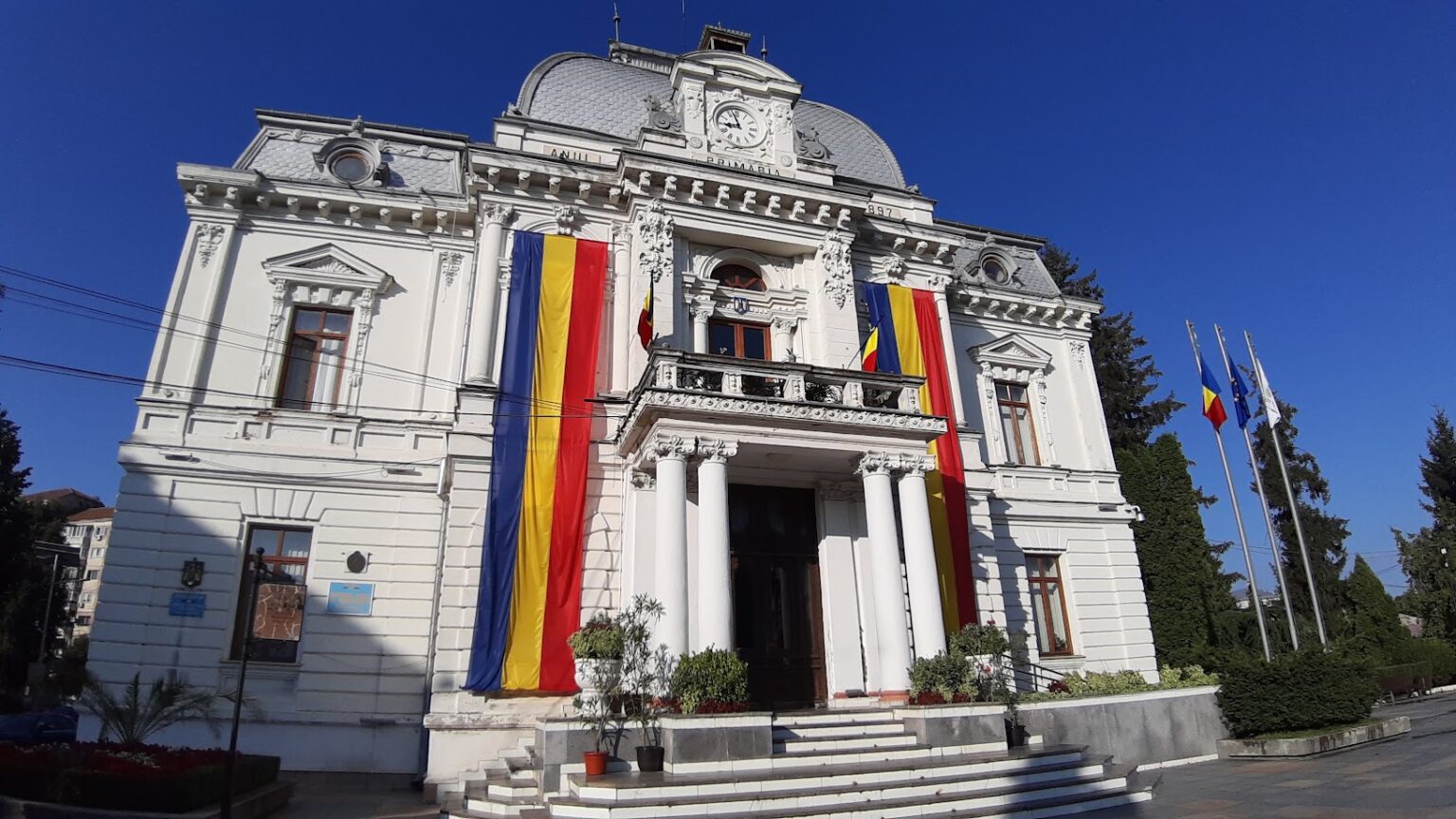  Și de această dată, capitolul destinat dezvoltării este superior cheltuielilor de funcționare, bugetul fiind axat pe susținerea celor 98 de investiții aflate în derulare în Târgoviște, în diferite stadii. 