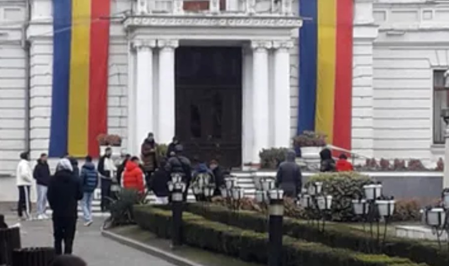 Protest la Chindia Târgoviște, ieri, a fost programată reunirea după vacanța de iarnă.Jucătorii au venit la stadion, dar au refuzat să se antreneze din cauza restanțelor salariale.