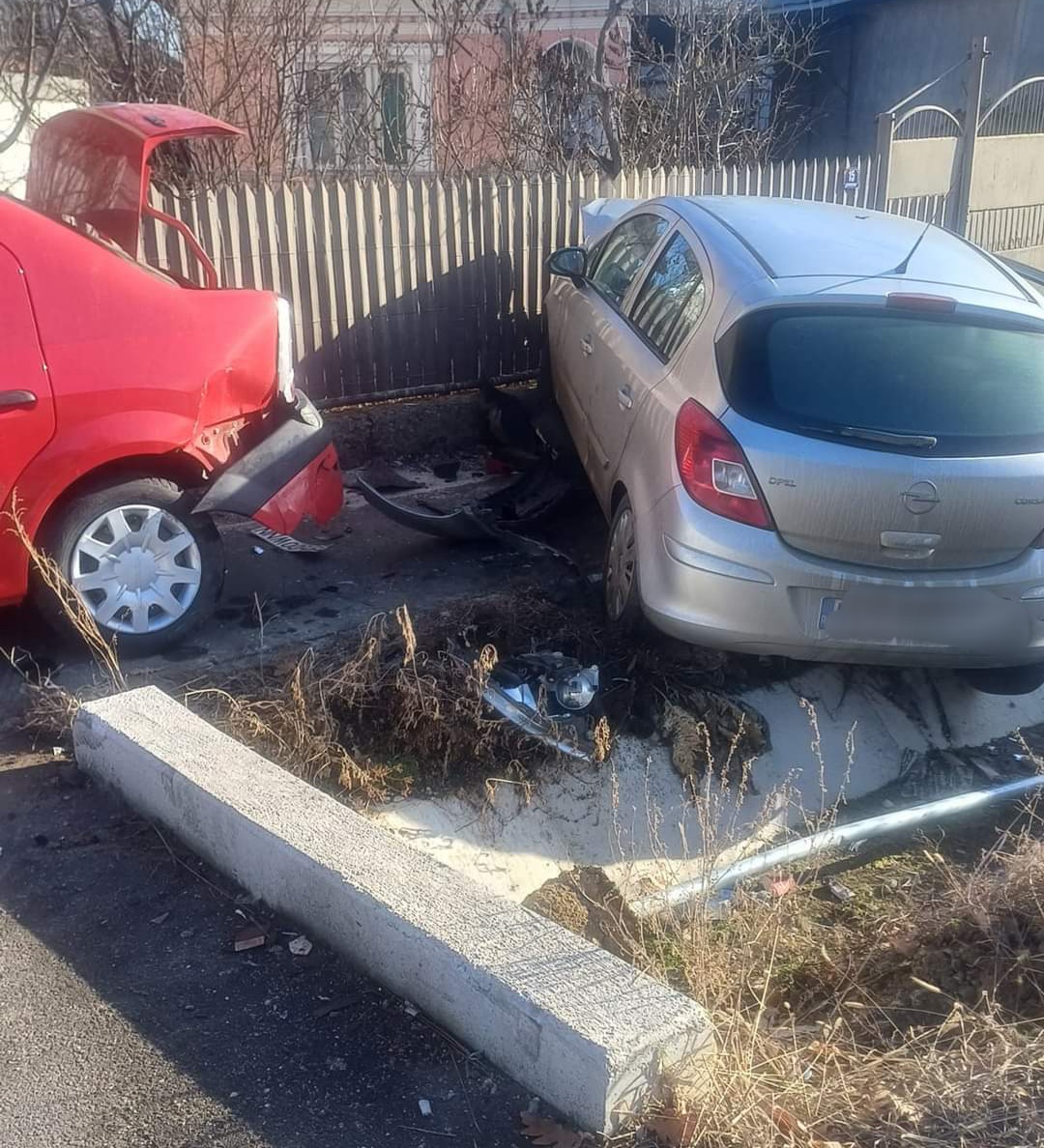 Șoferul a pierdut controlul volanului, a părăsit partea carosabilă şi s-a izbit de un podeţ din beton. În urma impactului violent