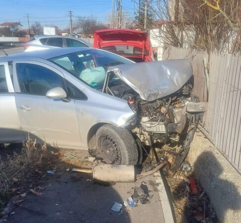 Șoferul a pierdut controlul volanului, a părăsit partea carosabilă şi s-a izbit de un podeţ din beton. În urma impactului violent