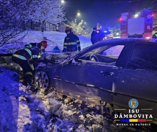 Un șofer a văzut moartea cu ochii, nu a adaptat viteza la condițiile de drum și s-a răsturnat  cu autoturismul pe o stradă  din Târgoviște.
