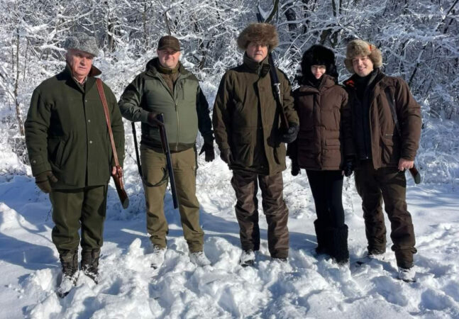 "Puşca şi curea lată": Fostul premier Adrian Năstase  a participat  la o partidă de vânătoare în codrii județului Dâmbovița, în zona Ilfoveni - Iuda, cu focus pe iepuri.