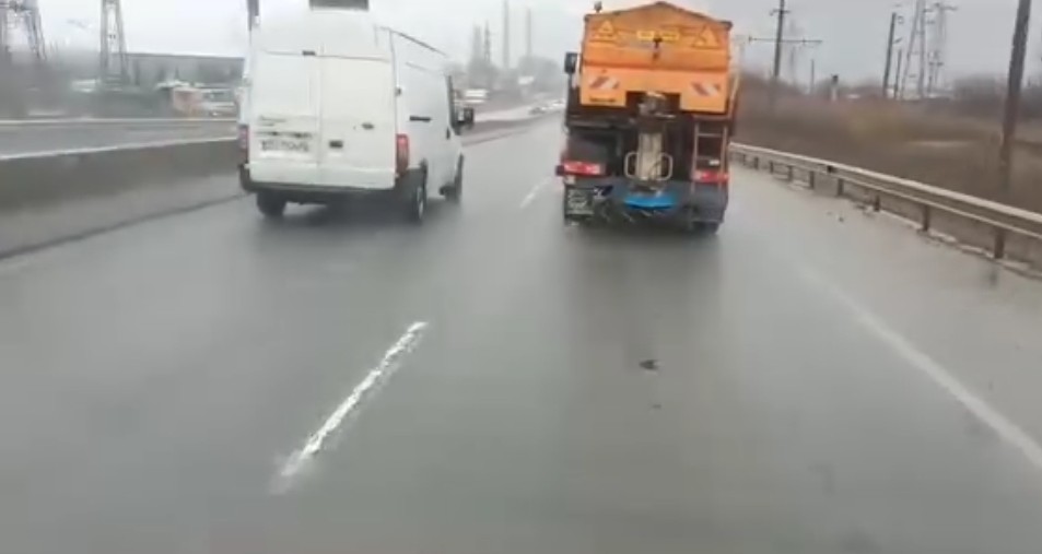 Se acționează preventiv cu material antiderapant pe toate sectoarele de drum unde se înregistrează precipitații sub formă de lapoviță și ninsoare.