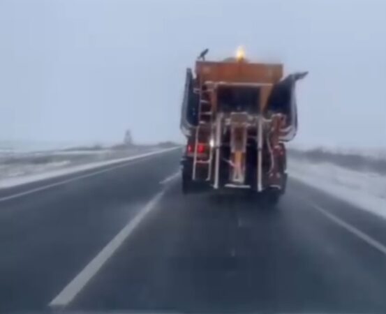 Se acționează preventiv cu material antiderapant pe toate sectoarele de drum unde sunt precipitații sub formă de lapoviță și ninsoare Se acționează preventiv cu material antiderapant pe toate sectoarele de drum unde se înregistrează precipitații sub formă de lapoviță și ninsoare.