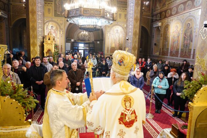 În prima zi a Noului An,luni, 1 ianuarie 2024,   târgoviștenii au participat în număr mare la Sfânta Liturghie, săvârșită de Înaltpreasfințitul Părinte Arhiepiscop