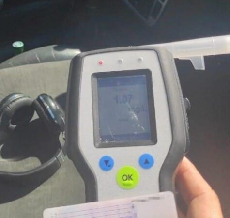 La volan cu o alcoolemie de 1,07 mg/l alcool pur în aerul expirat Polițiștii din cadrul Poliției municipiului Moreni au oprit pentru control, pe raza municipiului, un autoturism condus de un bărbat de 66 de ani.