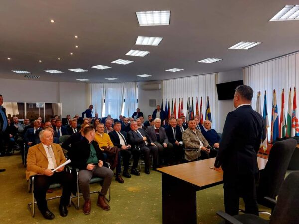 Veste bună  pentru locuitorii din comuna Moțăieni, ieri, s-a semnat contractul pentru înființare rețea de canalizare. Investiția este cu finanțare prin Ministerul Dezvoltării.