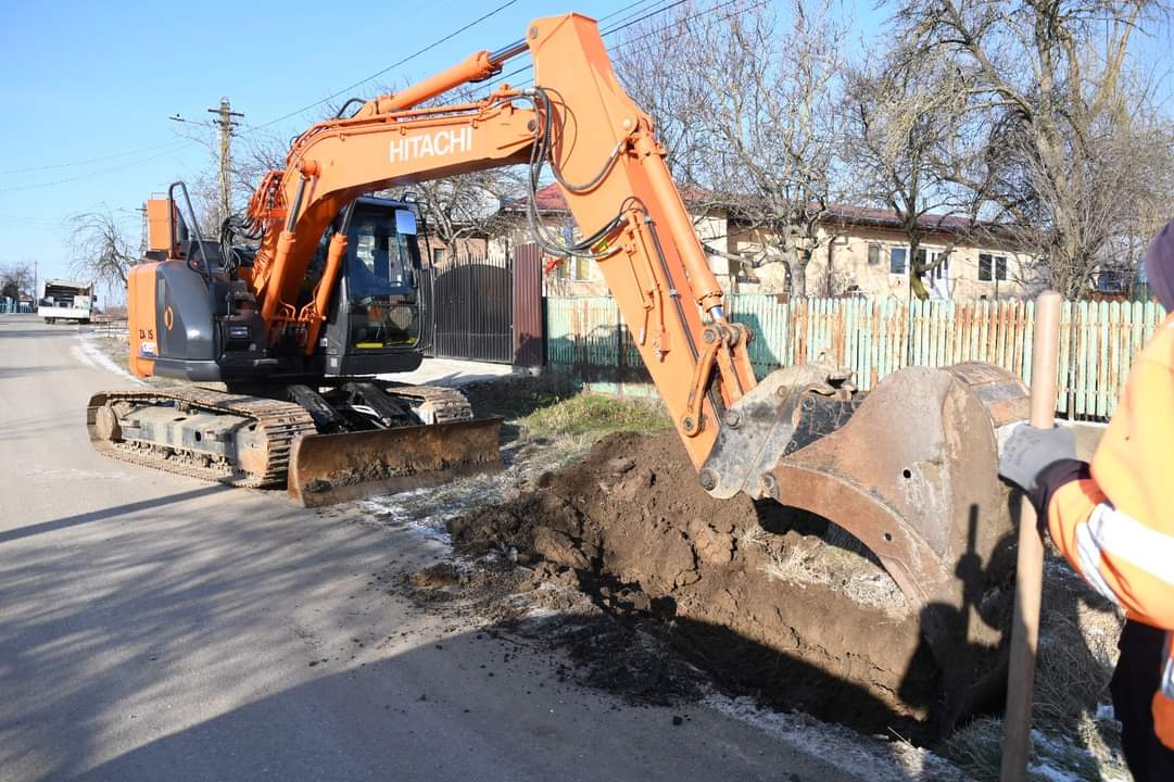 Lucrările la rețeaua de canalizare în Colacu, orașul Răcari, sunt în grafic, se lucrează în ritm susținut.
