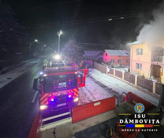 Panică  pe o stradă din orașul Găești, după  ce o casă a fost cuprinsă de flăcări.