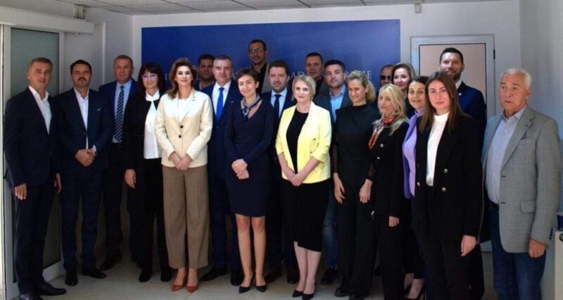 Prefectul și cei doi subprefecți ai județului Dâmbovița, au urmat un program obligatoriu  de formare la Institutul Național de Administrație, costurile au fost suportate din propriul buzunar.