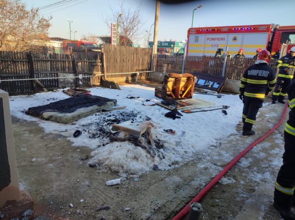 Clipe de groază au trăit locuitorii  de pe strada Silviu Stănculescu din comuna dâmbovițeană Ulmi. A avut loc o explozie urmată de incendiu la o casă.