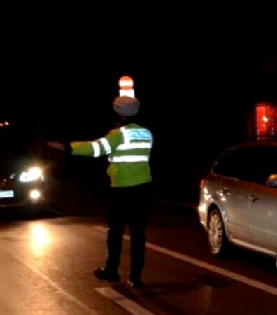 În toiul nopții, polițiștii din cadrul Serviciului Rutier  Dâmbovița au oprit pentru control, pe Bulevardul I.C. Brătianu, din municipiul Târgoviște, un autoturism condus de un bărbat de 43 de ani. 