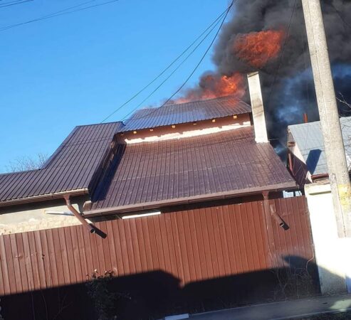 În după-amiaza zilei  de ieri, s-a dat alerta la 112, pompierii dâmbovițeni fiind  solicitați să intervină  în cazul unui incendiu produs la o casă în comuna dâmbovițeană Butimanu, sat Lucianca.