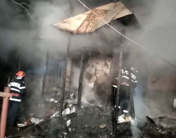 Incendiu produs la o casă,  în localitatea Corbii Mari, pe strada Drumul Morii