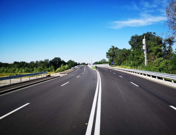 Astfel, atât pe Bulevardul Eroilor, tronsonul recent extins la patru benzi, cuprins între pasajul de la Teiș și pasajul către Aninoasa, cât