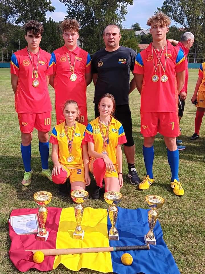 Oina are mulți oameni pasionați. Fie ei antrenori, sportivi, conducători de club, arbitri, membri ai federației de specialitate