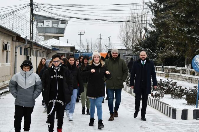 Penitenciarul Mioveni: O lecție de prevenție și conștientizare pentru tineri în lupta împotriva delincvenței juvenile Penitenciarul Mioveni își menține angajamentul în prevenirea delincvenței juvenile și în anul 2024, într-un context social marcat de o creștere