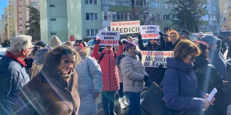 Medicii de familie își  fac auzite nemulțumirile în stradă. După cum știm, în acest an, au primit cu 25% mai puțini bani comparativ cu 2023, iar centrele de permanență funcționează cu bani aduși de acasă. În plus, cabinetele au fost plătite pentru noiembrie cu doar 40%.