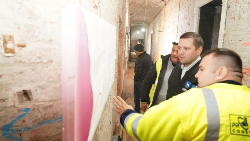 Lucrările de conservare și restaurare a fostei Școli de Cavalerie din Târgoviște sunt în plină desfășurare Investiția este implementată de CJ Dâmbovița, președintele Corneliu Ștefan a făcut o vizită de lucru pe șantier.