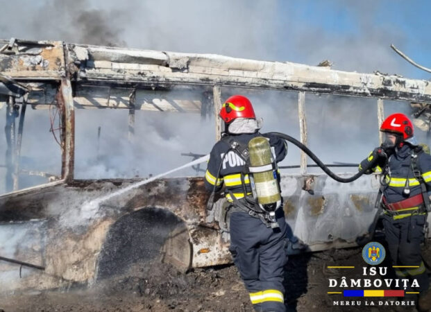 Autobuz cuprins de flăcări în comuna Ulmi, sat Colanu La 112, joi după-amiază s-a dat alerta! Un incendiu s-a produs la un autobuz dezafectat în comuna Ulmi, sat Colanu.