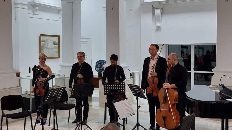 Dragostea și muzica au  fost călăuze joi seară, în cadrul concertului „Povești de dragoste”, dedicat Zilei Îndrăgostiților. 