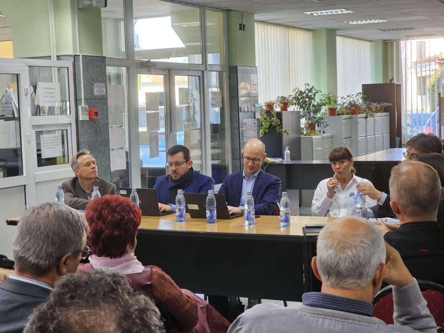 După o întâlnire avută cu autoritățile județului, la Instituția Prefectului Dâmbovița, oficialii au mers în mai multe instituții din județ, făcând o oprire și la Inspectoratul Teritorial de Muncă Dâmbovița.