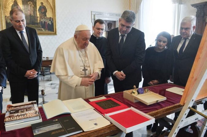 Premierul Marcel Ciolacu a fost primit, joi dimineață, de Papa Francisc, președintele PSD mulțumindu-i Sanctității Sale pentru sprijinul acordat comunității de români din Italia.