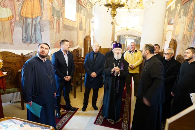 MITROPOLITUL NIFON A FĂCUT O VIZITĂ PASTORALĂ ÎN MAI MULTE PAROHII DIN JUDEȚ Înaltpreasfințitul Părinte Arhiepiscop și Mitropolit Nifon a efectuat ĺ o vizită pastorală în protoieriile Târgoviște Nord și Pucioasa.