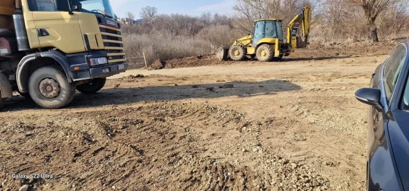 Primarul comunei Niculești, Dorinel Soare a anunțat public cetățenii că au fost reluate lucrările în cadrul proiectului ce  are ca obiectiv