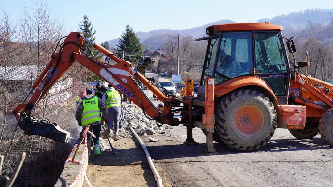 Se lucrează în ritm alert la reabilitarea și modernizarea DJ 724 Malu cu Flori-Pucheni , în plin proces de execuție sunt lucrările la podul de peste râul Dâmbovița