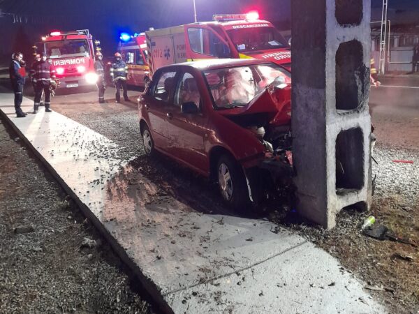 A intrat cu mașina într-un stâlp: Șoferul nu avea permis iar numerele de înmatriculare ale autoturismului erau expirate Din primele verificări efectuate, polițiștii au constatat că un bărbat de 34 de ani, în timp ce ar fi condus un autoturism