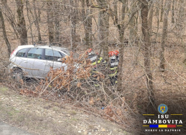 O clipă de neatenție și  neadaptarea vitezei la condițiile de drum îl puteau costa viața pe un șofer.