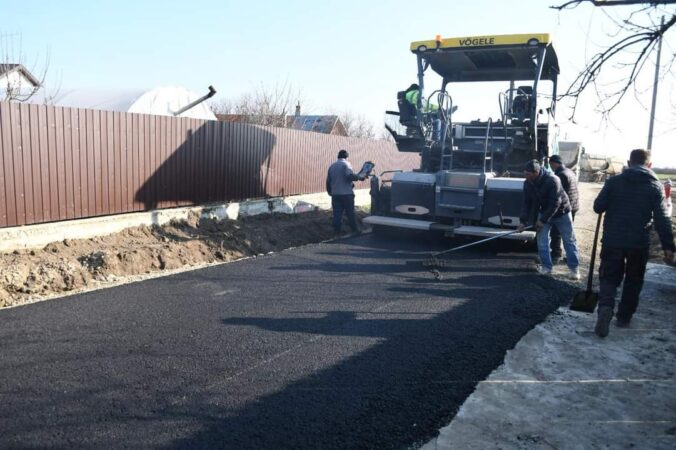 Se lucrează în ritm susținut la rețeaua de apă și canalizare, deja pe strada Boanga din Răcari, s-au finalizat lucrările la rețeaua de canalizare și apă și  a fost refăcut și asfaltul.