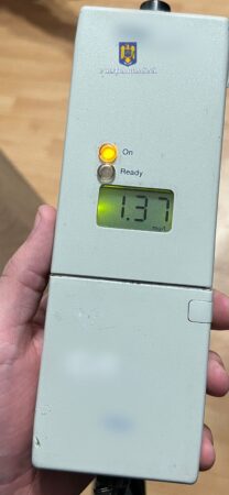 La ceas de seară,  polițiștii din cadrul Secției nr. 5 Poliție Rurală Voinești au oprit în trafic pentru control, în satul Malu cu Flori, un autoturism condus de un bărbat de 57 de ani, din localitate.