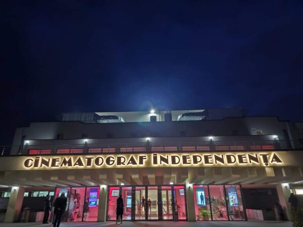 Cinematograful Independența  a fost iluminat în roșu de Ziua  Europeană a Numărului de Urgență 112. Cinema Independența