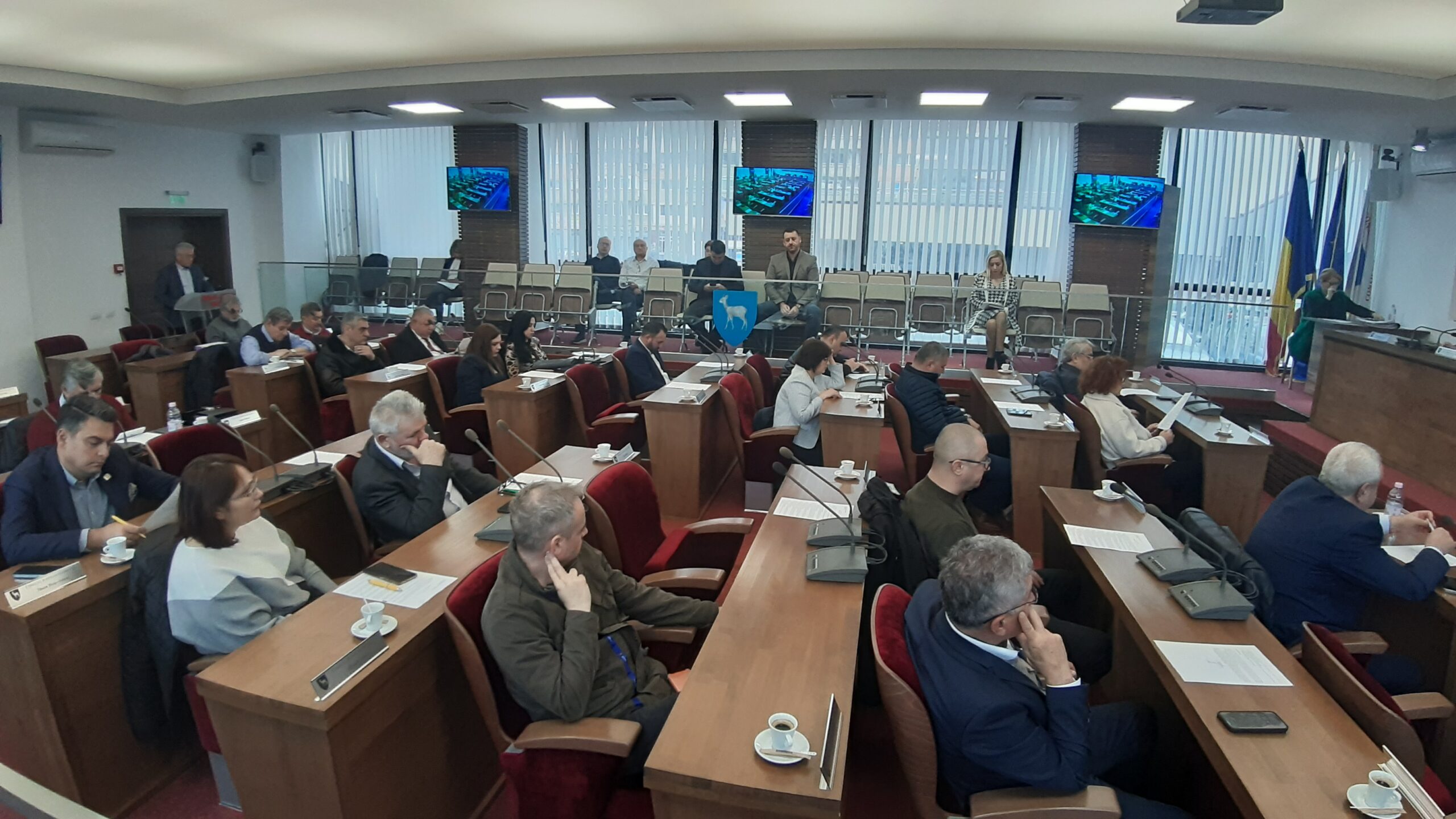 Miercuri de dimineață, Consiliul Judeţean Dâmboviţa s-a reunit în şedinţă extraordinară, în „Sala Unirii” a sediului administrativ.