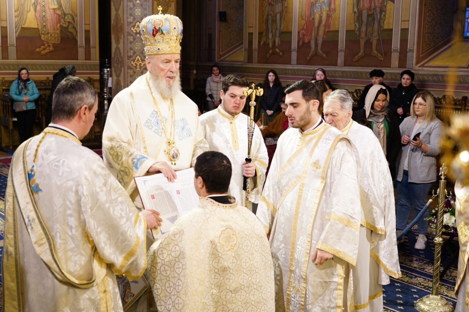 Tânărul diacon Constantin Elvis Dobra a fost hirotonit preot în Parohia Bănești, Protoieria Titu Înaltpreasfințitul Părinte Mitropolit Nifon, însoțit de un sobor de preoți și diaconi, a săvârșit Sfânta Liturghie, în ziua de 11 februarie 2024