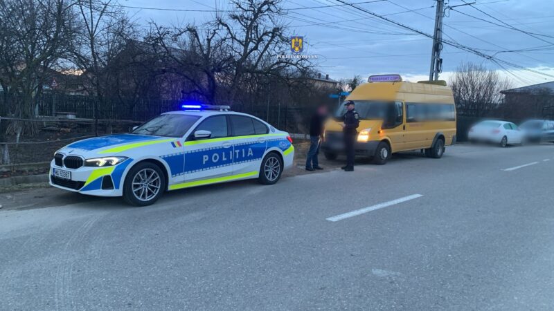Polițiștii dâmbovițeni au verificat transportul școlar La sfârșitul săptămânii trecute, polițiștii de la rutieră au organizat o acțiune, pe raza întregului județ, pentru verificarea legalității transportului școlar.