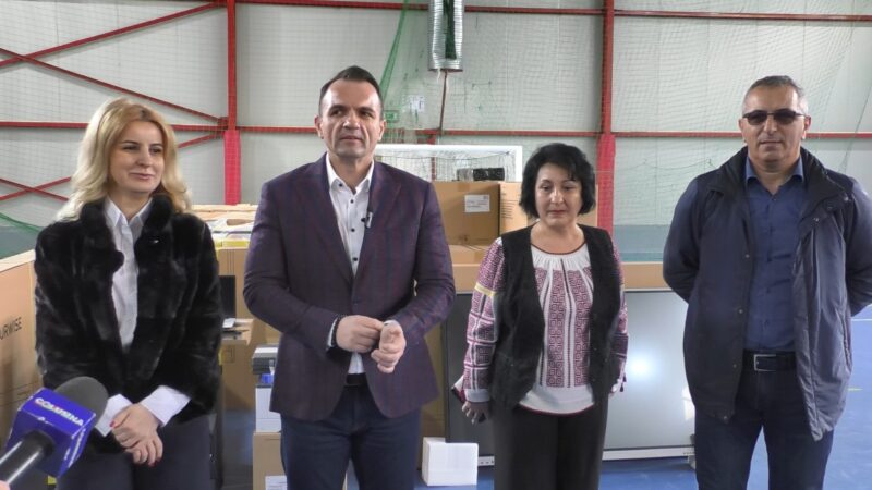 A început dotarea școlilor târgoviștene: mobilier, materiale didactice și echipamente digitale ultramoderne