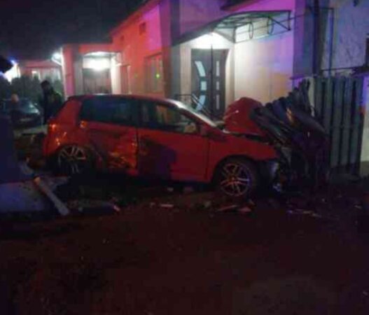 În jurul orei 22:08, polițiștii au fost sesizați cu privire la faptul că un conducător auto ar fi intrat cu autoturismul în gardul unui imobil.