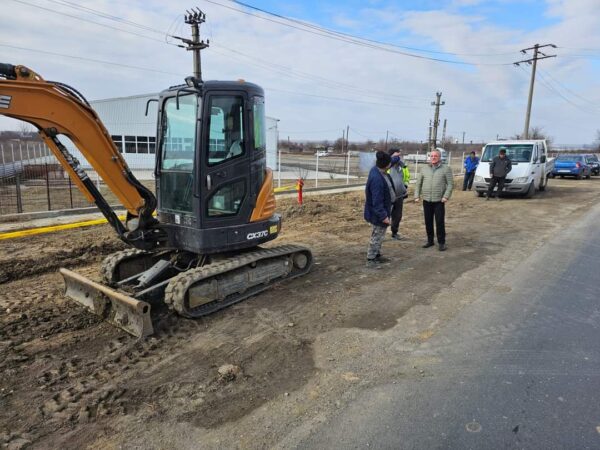 Vremea  bună  a permis  demararea investiției ce presupune extinderea rețelei de apă potabilă, în zona Drumului Național 72 A din satul Dragomirești.