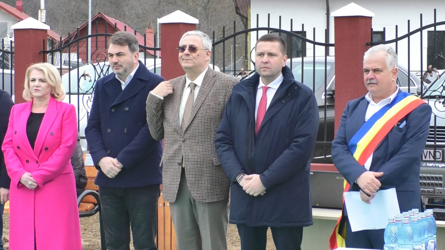 Elevii din comuna dâmbovițeană Mănești au de acum, o școală modernă, a fost inaugurată noua Școală Drăgăeşti-Pământeni.