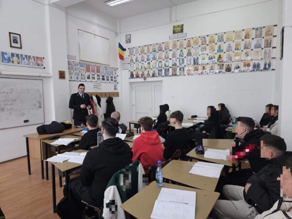 “Săptămâna Protecției Civile” a continuat, ieri,  cu acțiuni de informare preventivă la Școala Gimnazială "Smaranda Ghiorghiu" din Târgoviște și la Colegiul Economic "Ion Ghica" din Târgoviște.  