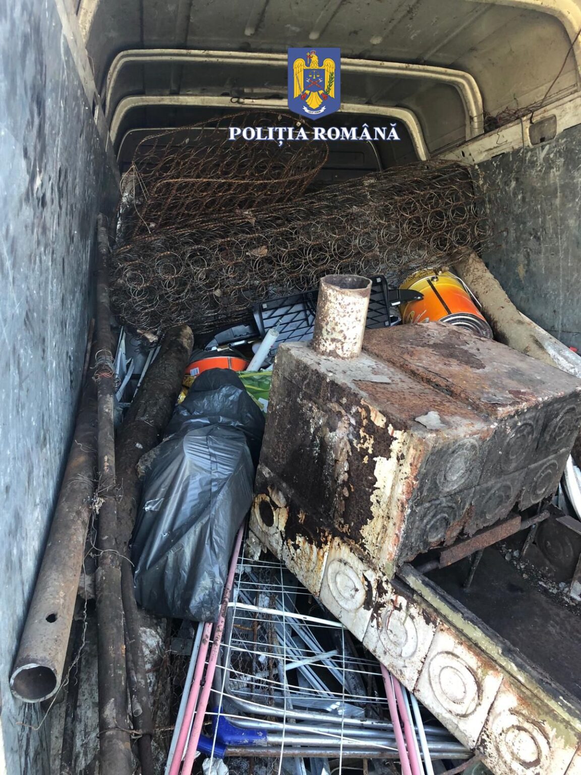 Polițiștii au oprit în trafic, pe strada Independenței, în Moreni, o autoutilitară condusă de un bărbat de 48 de ani, din comuna Conțești.