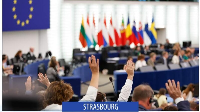 În Parlamentul European se vor dezbate și vota reguli noi pentru publicitatea politică, valabilitatea permiselor de conducere și protecția jurnaliștilor La Strasbourg are loc a doua sesiune plenară din luna februarie, unde se vor dezbate și se vor vota proiecte importante pentru îmbunătățirea vieții cetățenilor europeni.