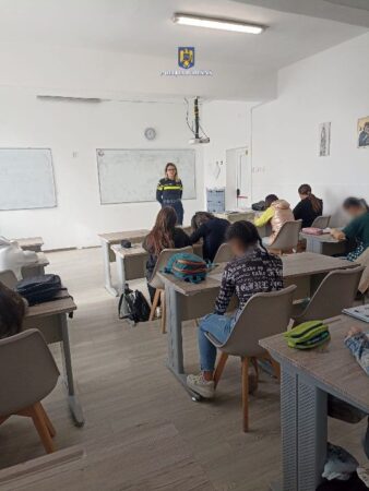 Într-un dialog deschis, polițiștii din cadrul Compartimentului de Analiză și Prevenire a Criminalității au discutat cu elevii din clasa