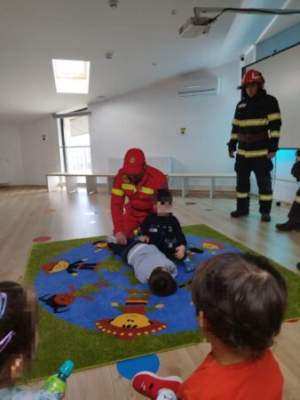 Lecții de prim ajutor desfășurate de pompierii dâmbovițeni în unitățile școlare dâmbovițene Elevi ai Liceului Teoretic "Ion Ghica" Răcari, ai Școlii Gimnalizale nr. 2 Titu Târg și ai Școlii Gimnaziale Potlogi, precum si preșcolari